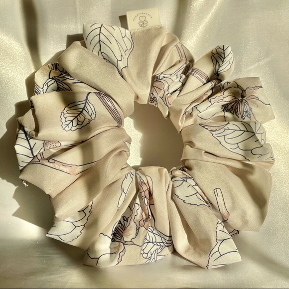Oversized Beige & White Floral Scrunchie - Picture 2 of 4
